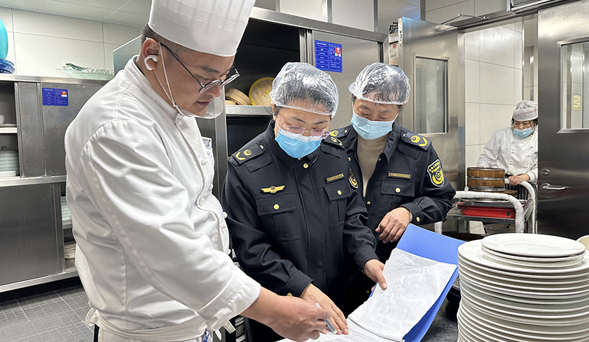 执法人员检查餐饮单位餐具消毒情况。齐东青摄