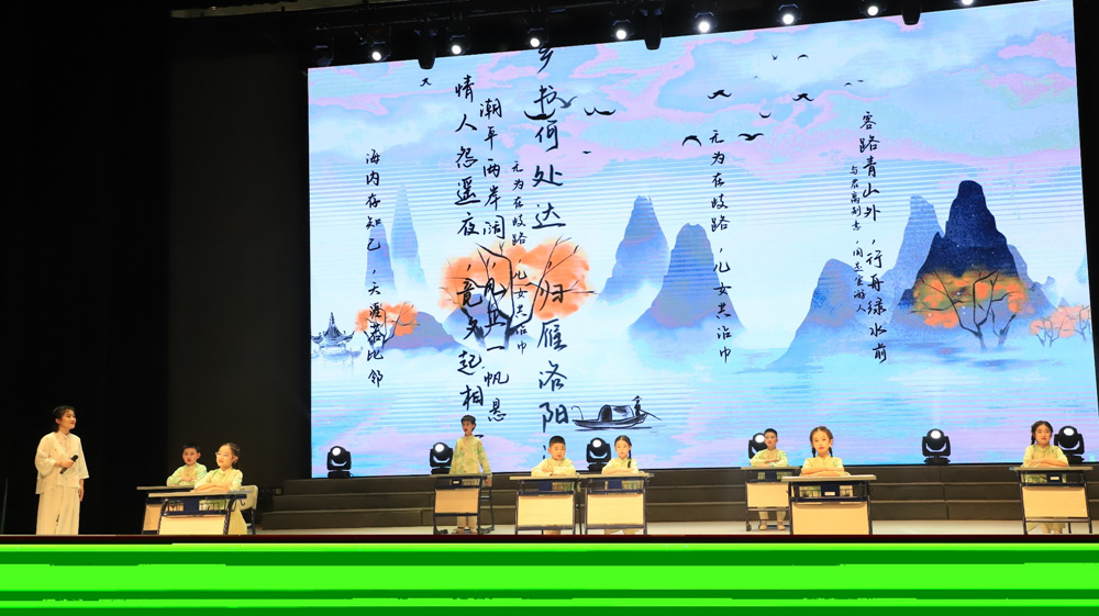 在香河县“香河中华诗词大会”活动现场，参演人员正在表演节目《香河诗词》。马梓艳摄