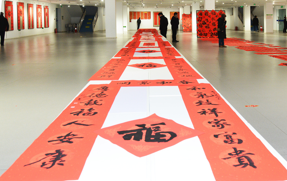 现场展出的春联作品和福字。白书隐摄