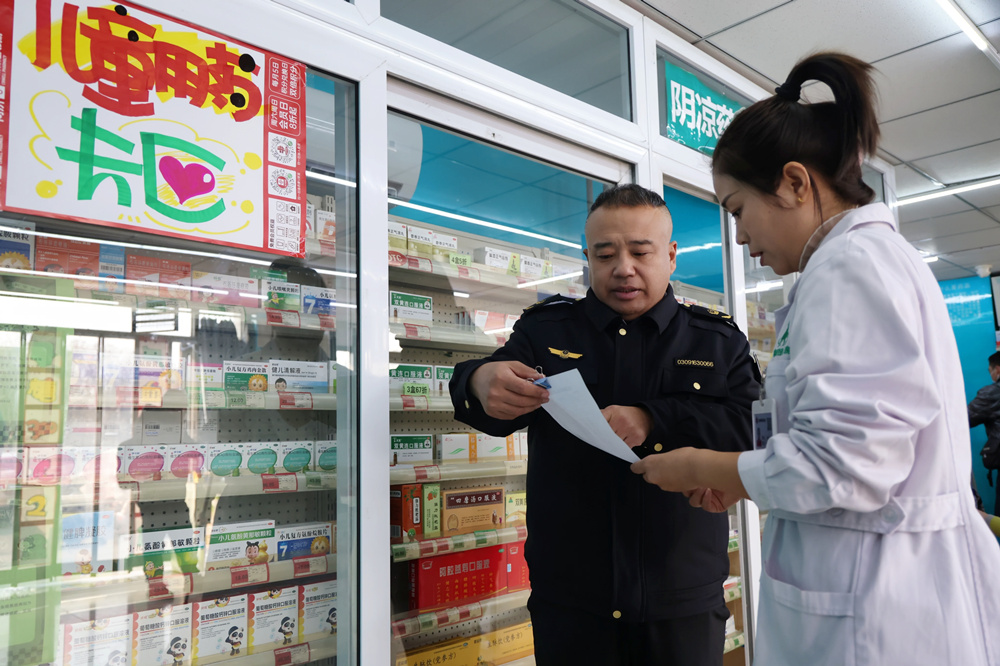 执法人员对辖区药店的药品流通及非法销售处方药等行为进行检查。杨洋摄