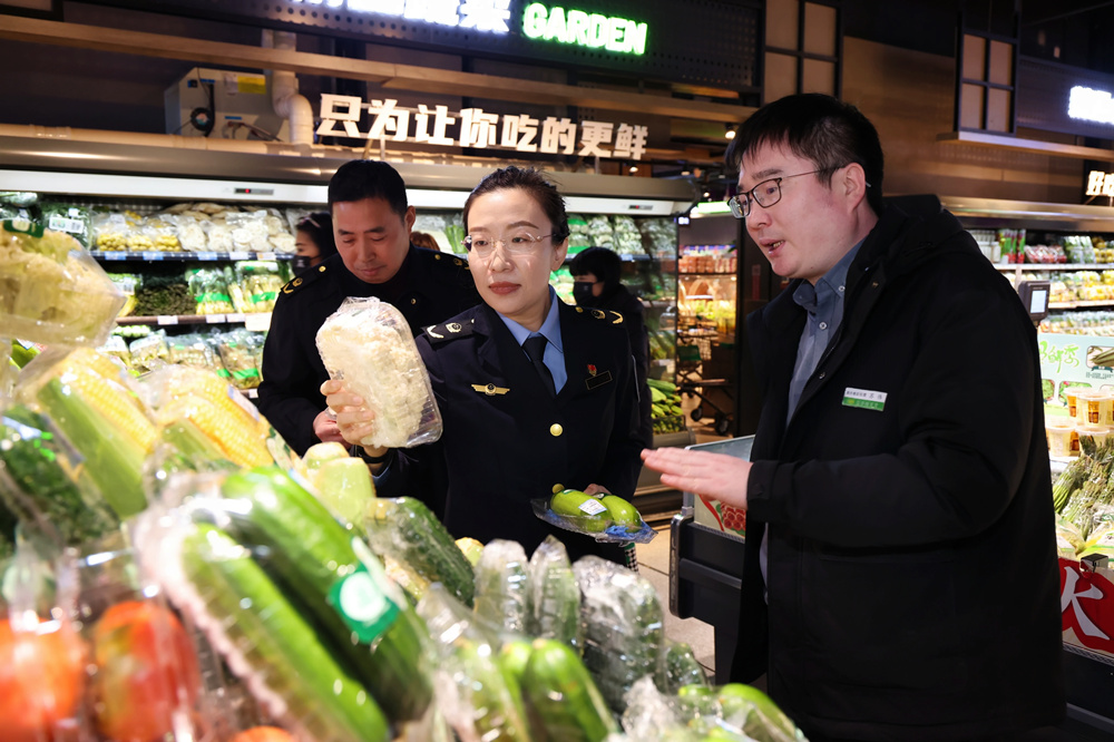 执法人员对大型超市落实食品安全、明码标价等问题进行监督检查。杨洋摄
