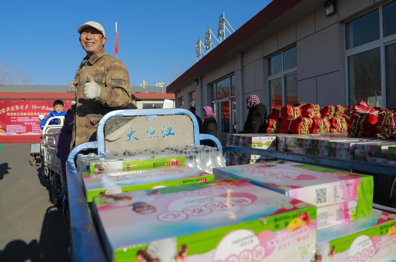 唐山市丰南区南孙庄镇赵新庄村村民领取年货礼包。陈军摄