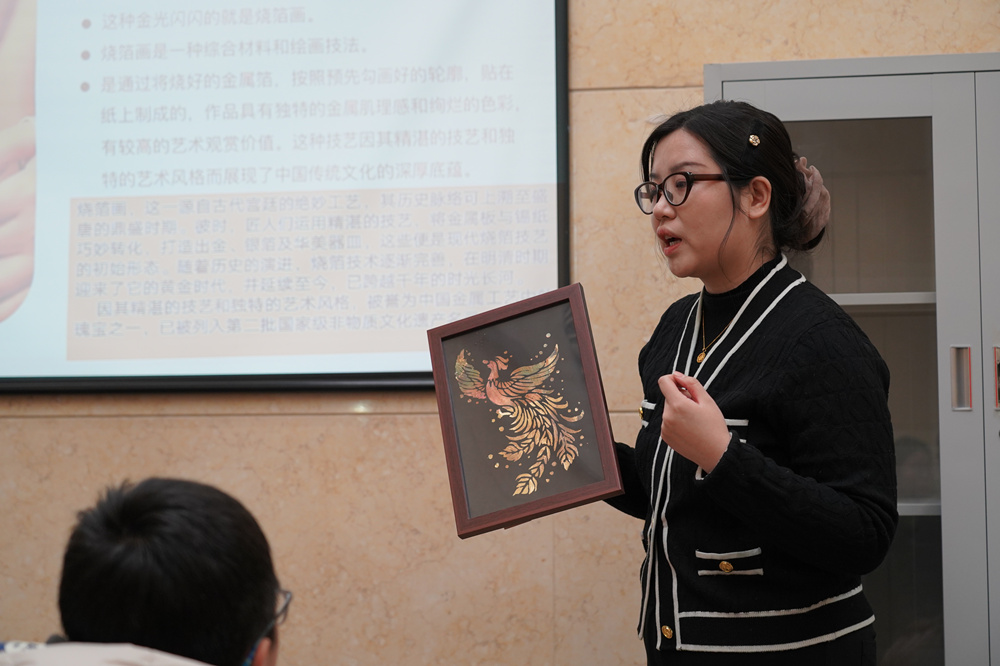 名家工作室的老师讲解烧箔画。牛思蒙摄