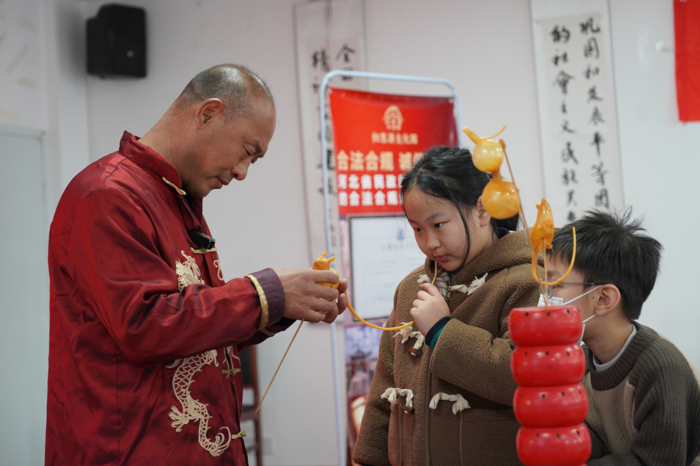 茗畅园社区小朋友体验吹糖人。牛思蒙摄