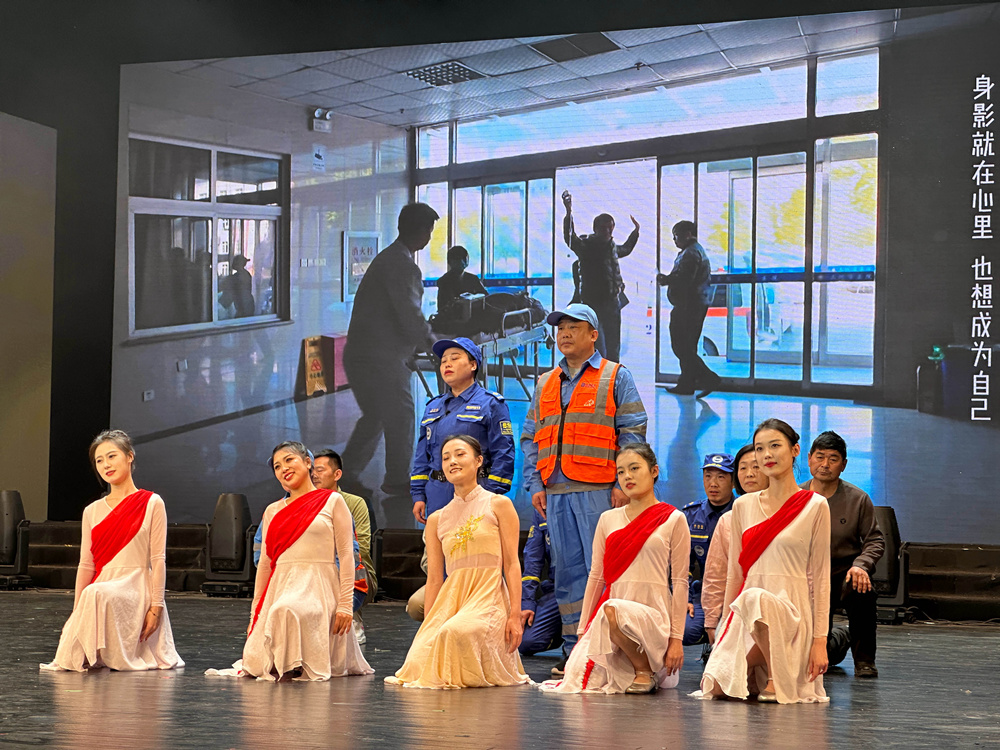 三河市春节联欢晚会情景表演《美丽的身影》。高澍摄
