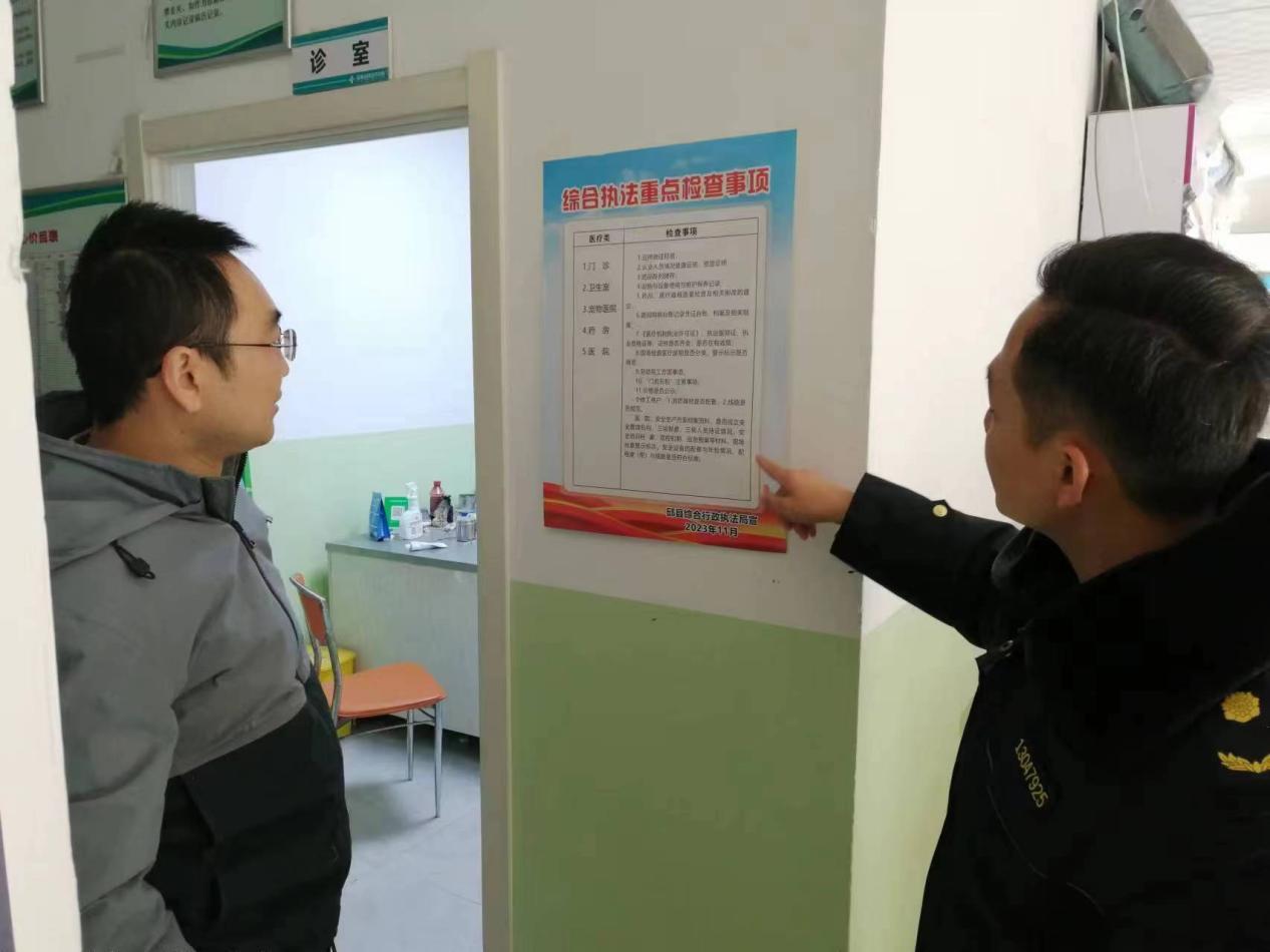 综合执法工作人员向群众讲解重点检查事项。邱县县委宣传部供图