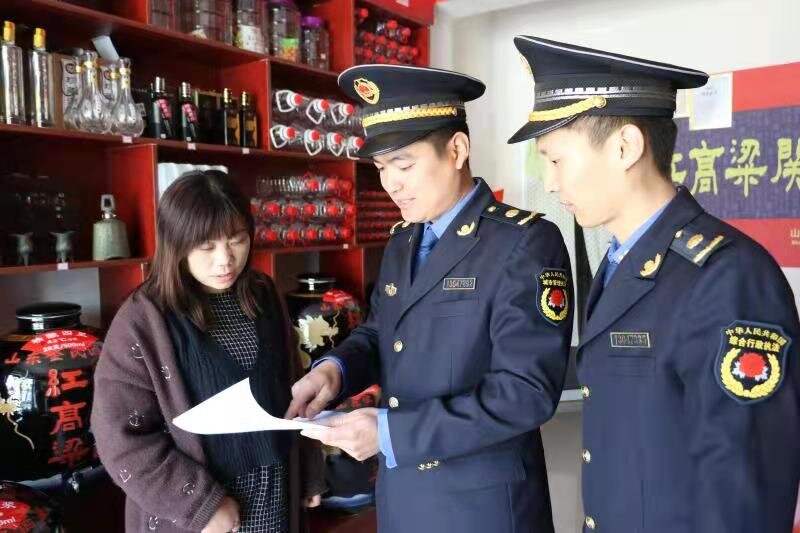 综合执法工作人员对县内商铺进行走访。邱县县委宣传部供图