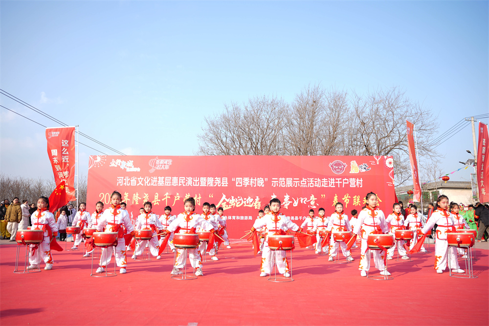 1月22日，隆尧县千户营乡千户营村，春节联欢会现场。王雪摄
