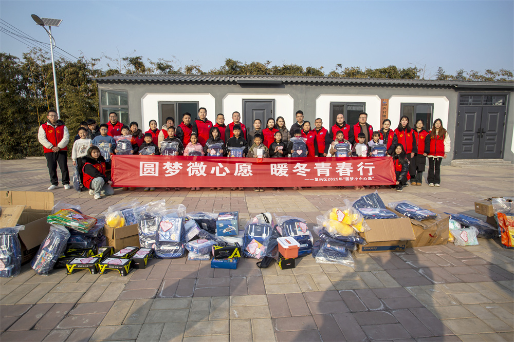 在河北省邯鄲市復興區戶村鎮張岩崳村，共青團復興區委、復興區婦聯、復興區慈善總會聯合發起圓夢“微心願”活動。聶長青攝