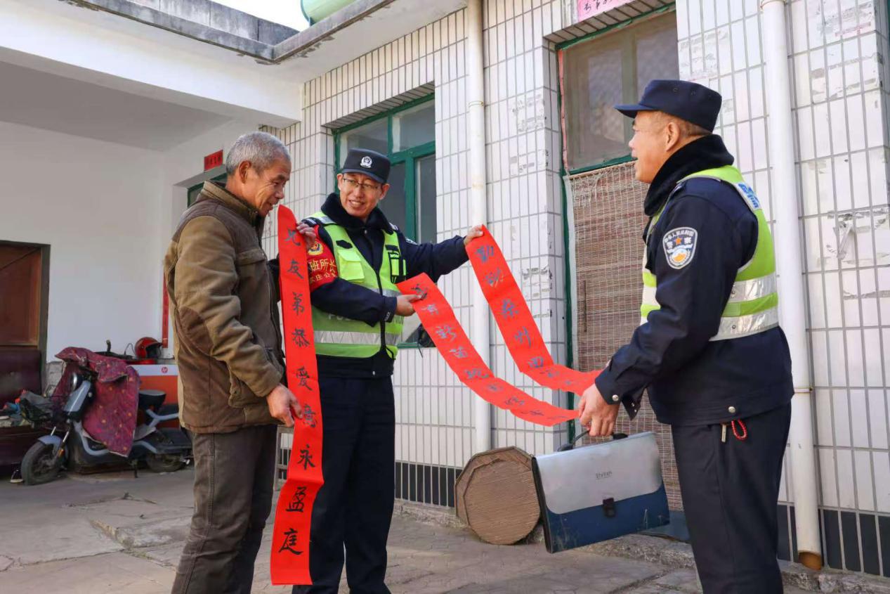 曾国英看望辖区老人并送福字春联。实习生申政摄