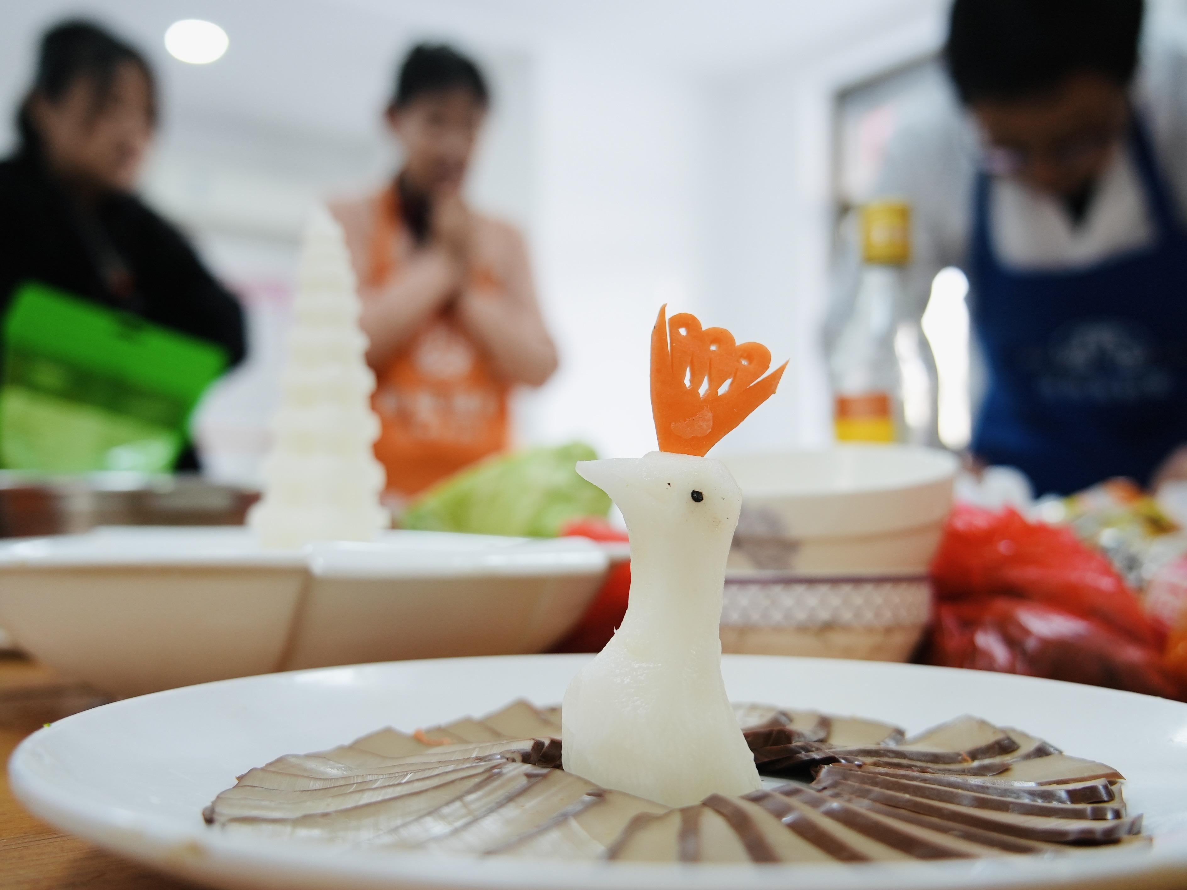 在大家的努力下，一道道美味的菜肴摆上餐桌。马鑫宇摄