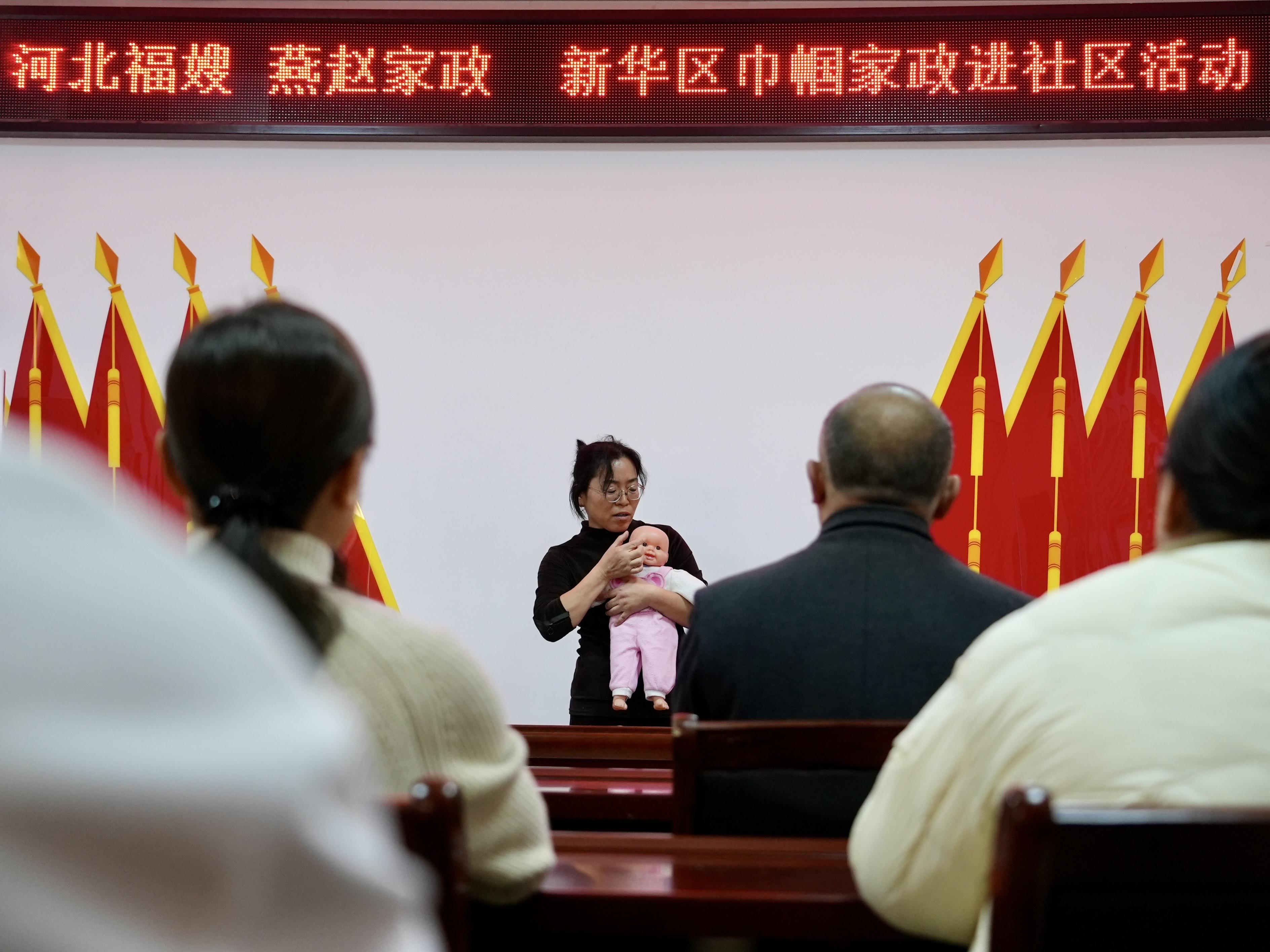 活动现场还进行了婴幼儿看护培训。马鑫宇摄