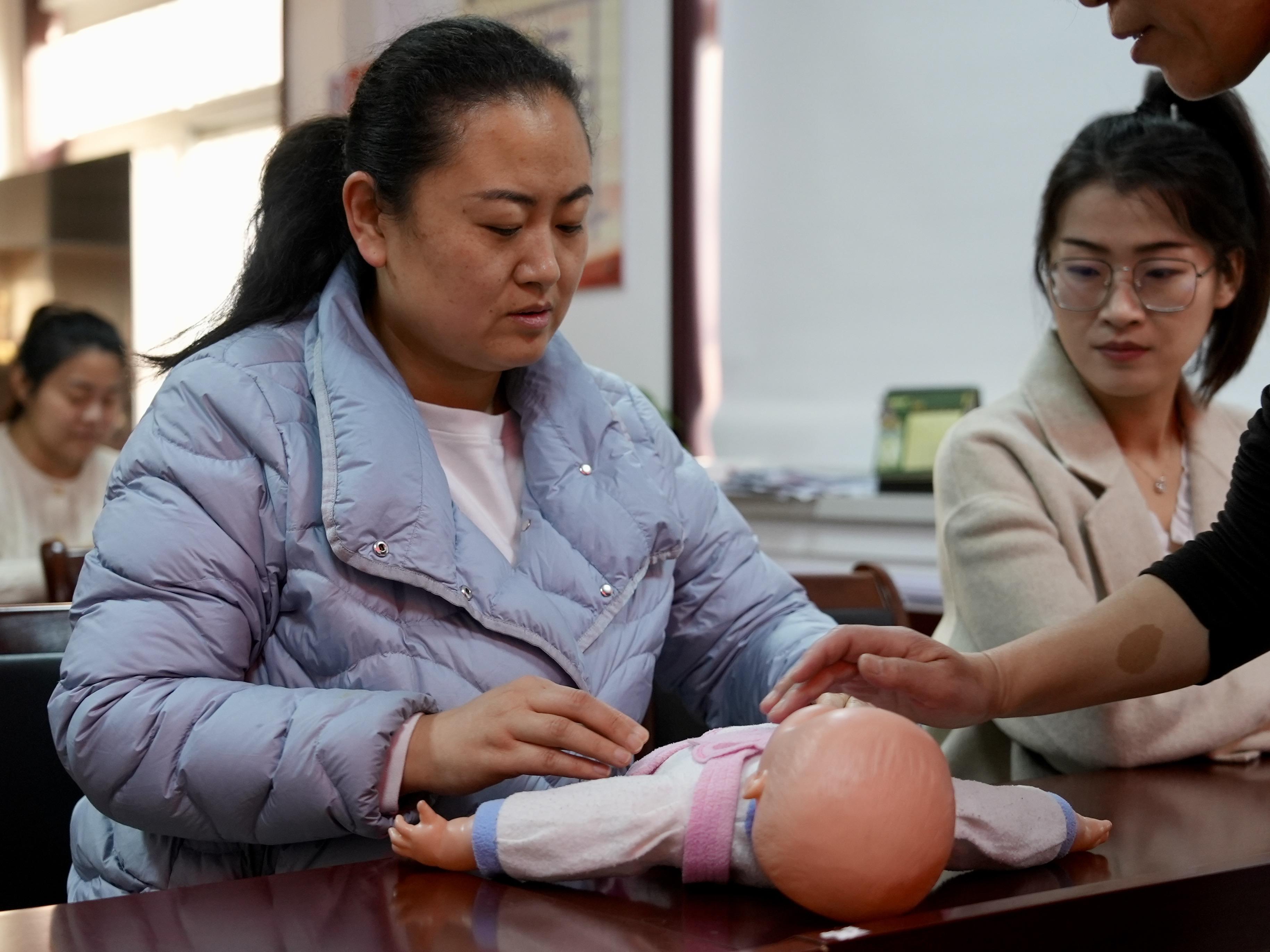 居民现场练习婴幼儿照护。马鑫宇摄