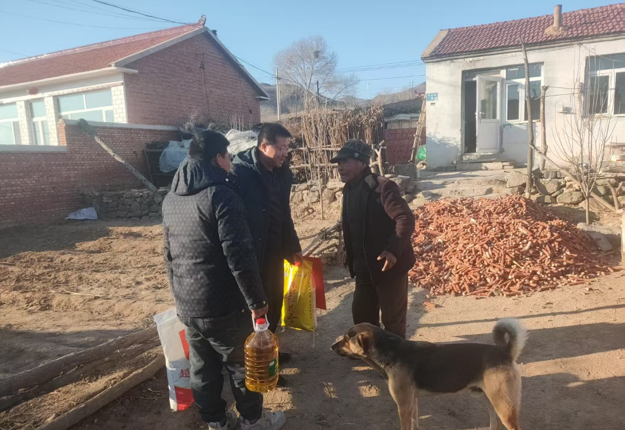 建行河北省分行驻车家营村工作队走访慰问围场县郭家湾乡车家营村村民。建行河北省分行供图