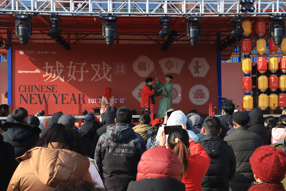 在国安第一城景区上演的古装情景剧演出。陈宏儒摄
