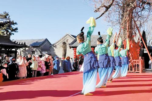 1月30日，獨樂寺廟會上特色歌舞表演吸引眾多游客的目光。 天津日報記者 徐 楊攝