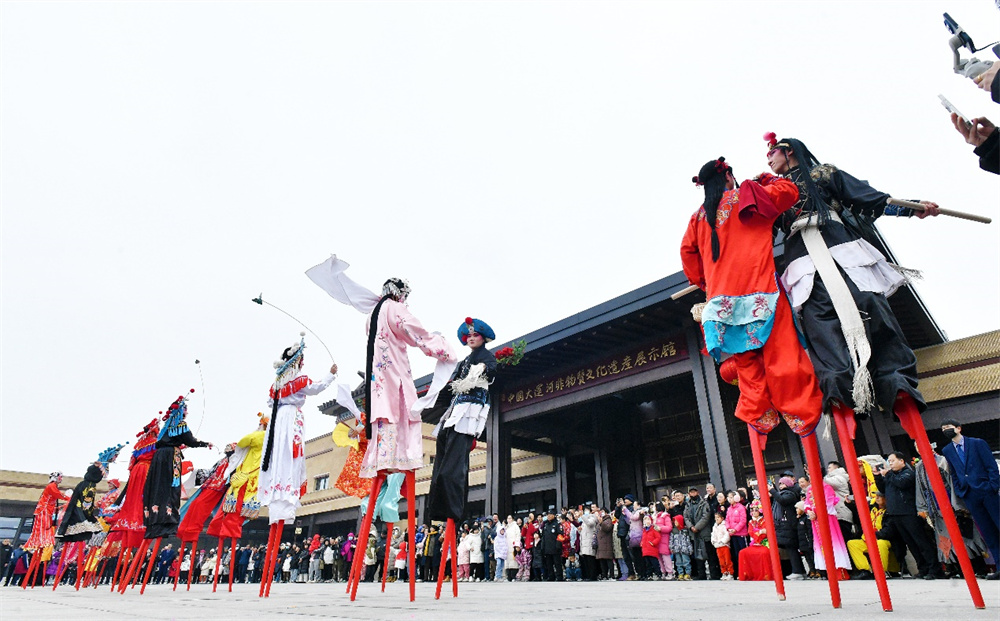 2月1日，游客在位于河北省沧州市的中国大运河非物质文化遗产展示馆广场欣赏高跷表演。苑立伟摄