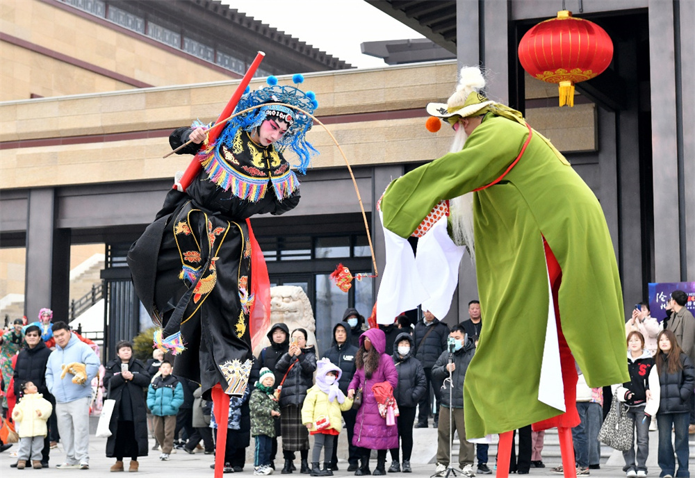 2月1日，游客在位于河北省沧州市的中国大运河非物质文化遗产展示馆广场欣赏高跷表演。苑立伟摄
