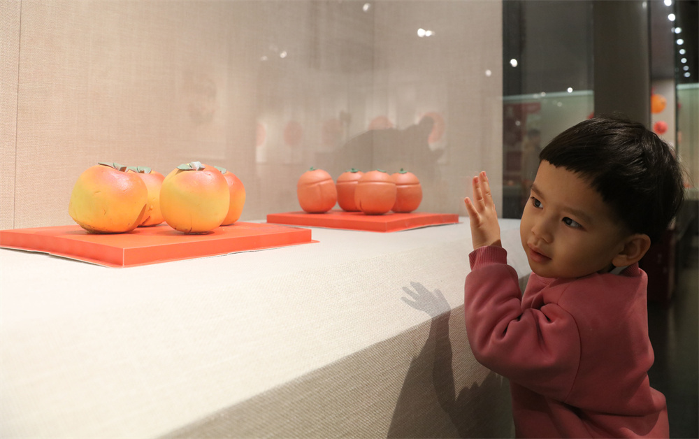 2月2日，游客在河北省邯郸市博物馆参观邯郸年礼非遗年文化主题展，小朋友被柿柿如意造型的面塑展品所吸引。杨扬摄