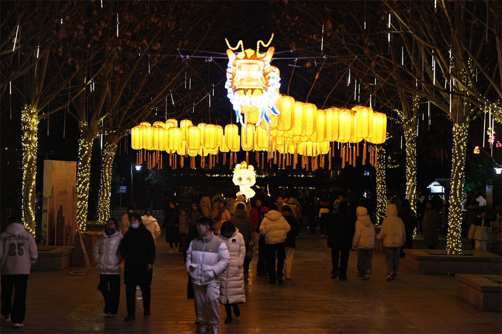 光影邺城游客纷至。邓博摄