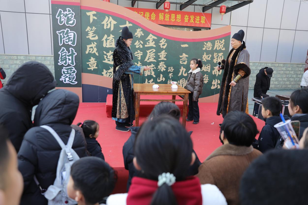 小朋友上台与“唐太宗”和“魏徵”一起馆陶射覆。刘硕摄