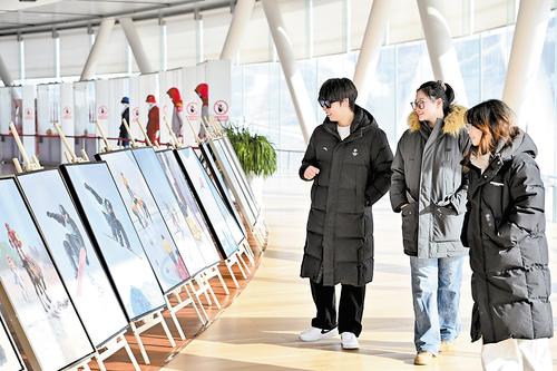 2月3日，游客在“雪如意”頂峰俱樂部欣賞畫展。本報記者 王偉宏攝