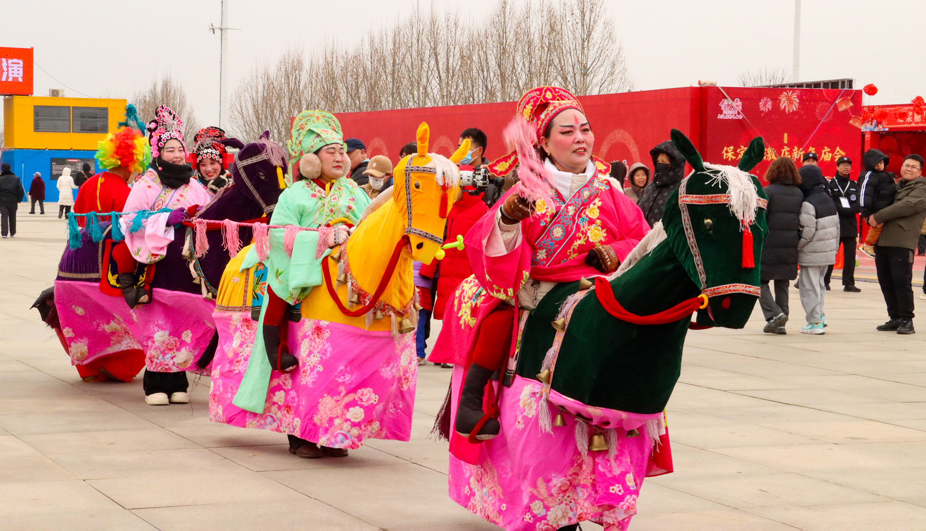 1月30日，保定市非遗项目大激店跑竹马亮相庙会现场。许昊摄