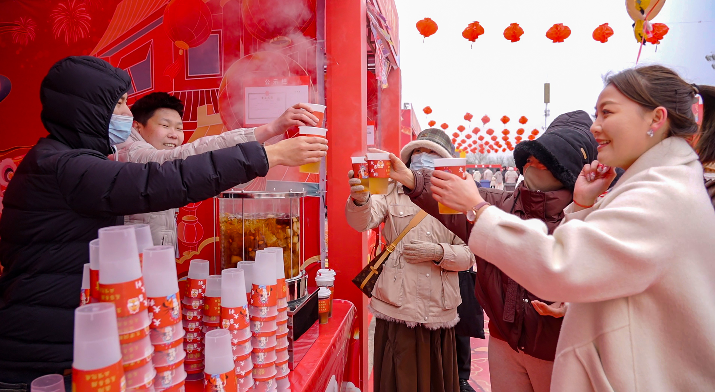 1月30日，市民品尝庙会美食。许昊摄