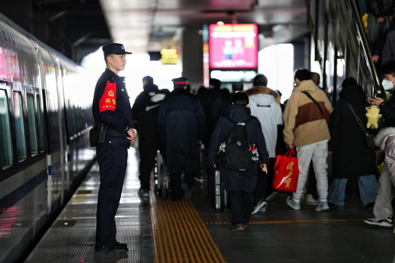 G7817次列车乘警在清晨发车时站岗。贾义涵摄