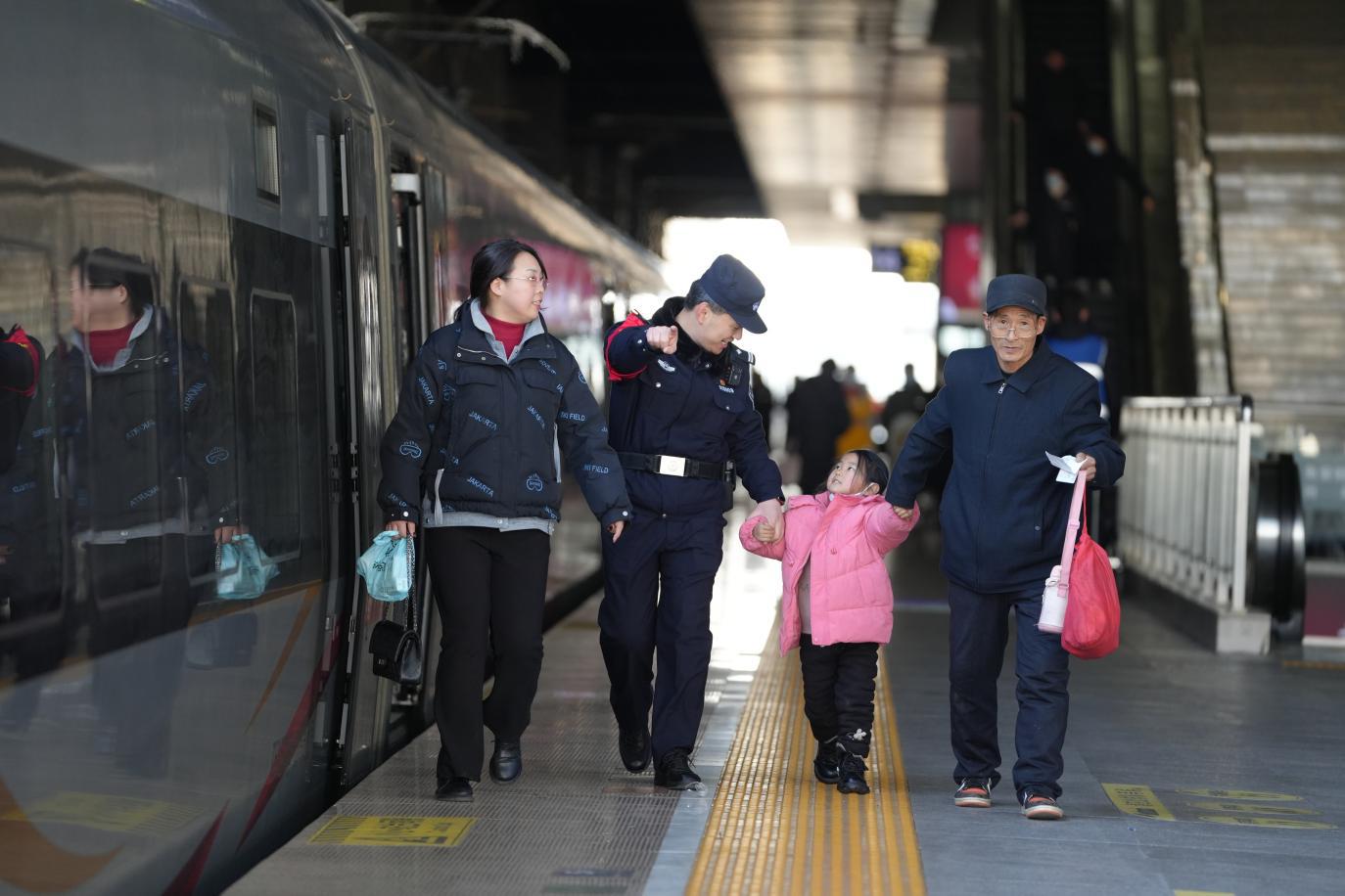 G6726次列车乘警张新根在站台上站岗时，扶起不慎跌倒小朋友并送上列车。贾义涵摄