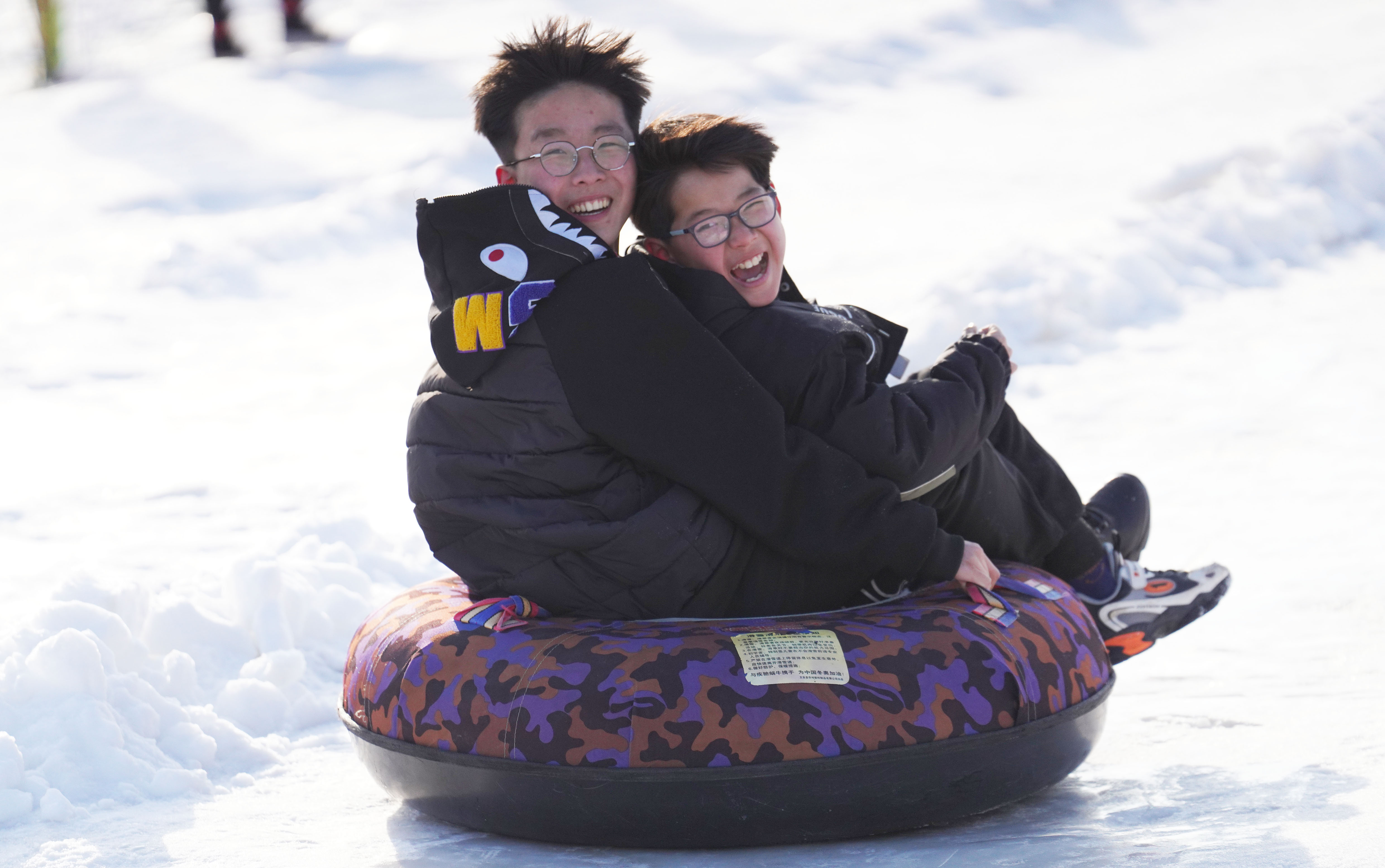 市民在瑞美冰雪大世界体验滑雪带来的快乐。陈儒摄