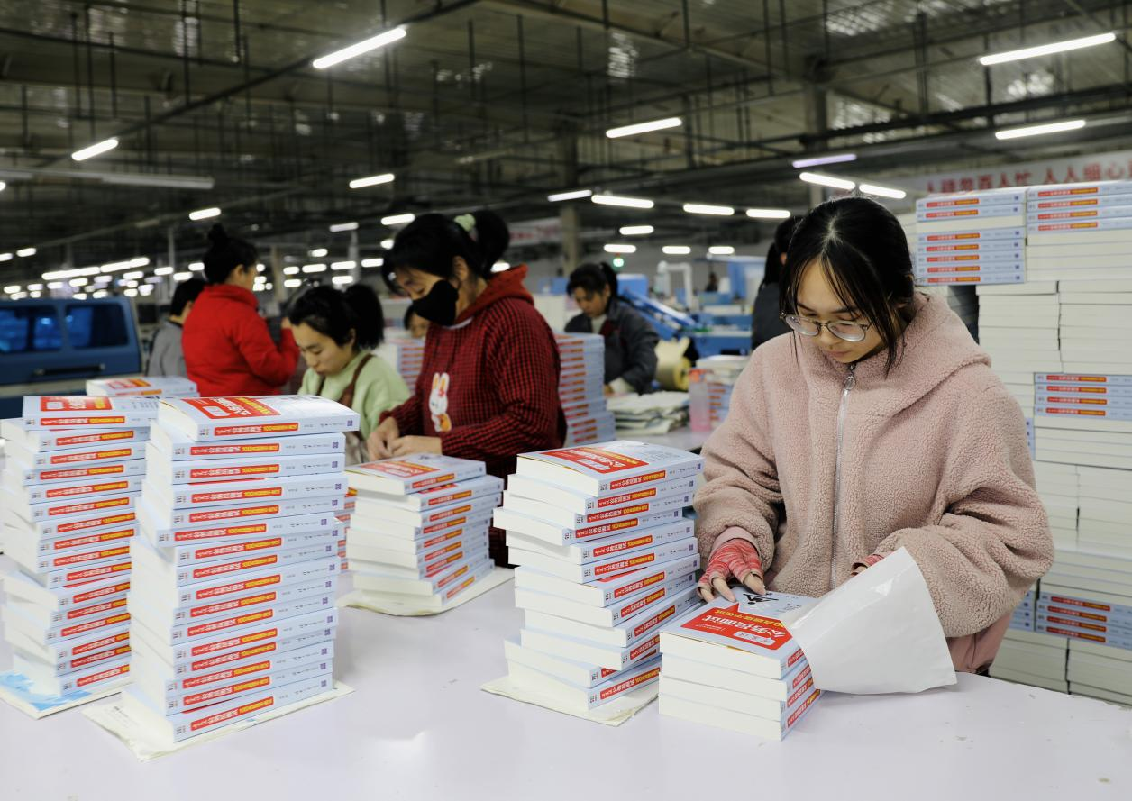 肅寧縣一家圖書生產企業，工人在檢查圖書質量。劉巨雷攝