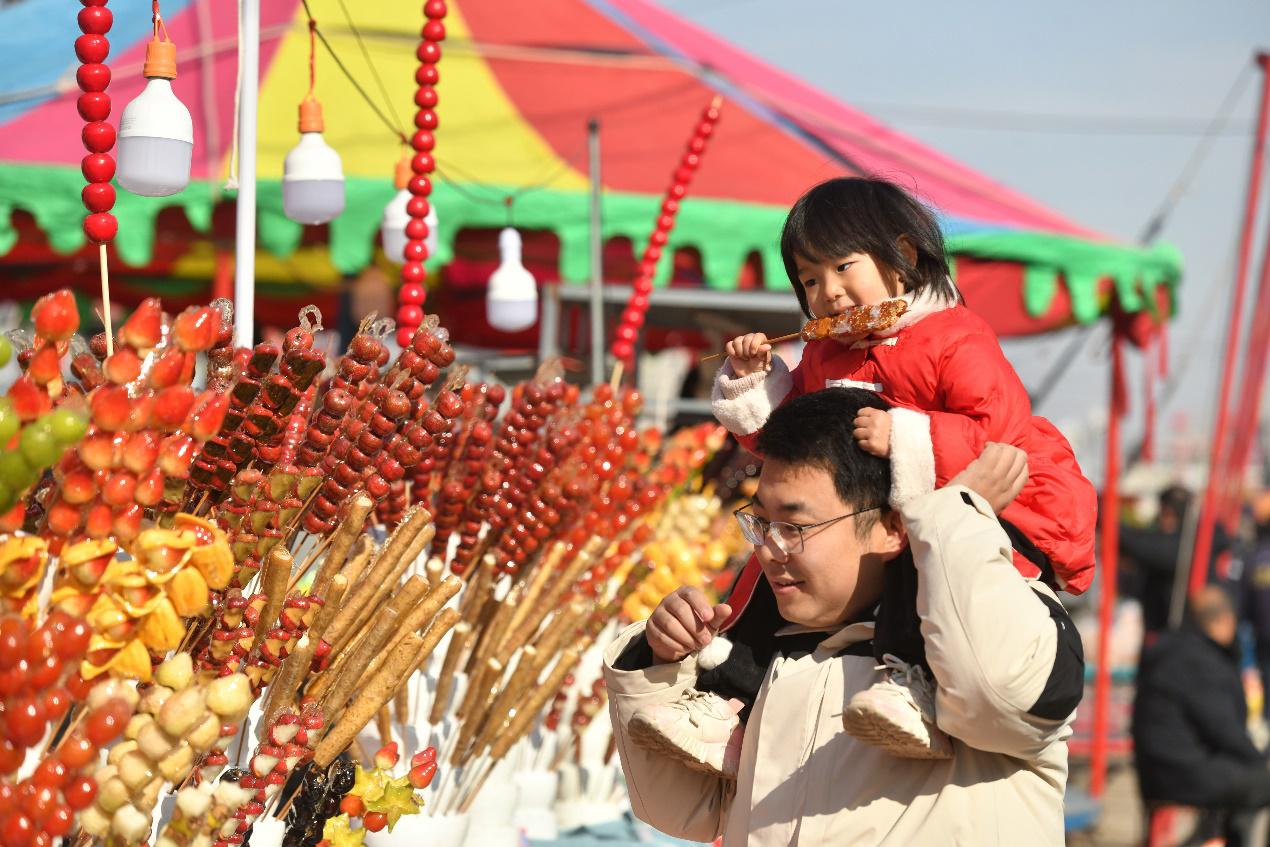 2月9日，游客在后李花村“糖墩儿节”上游览。苑立伟摄