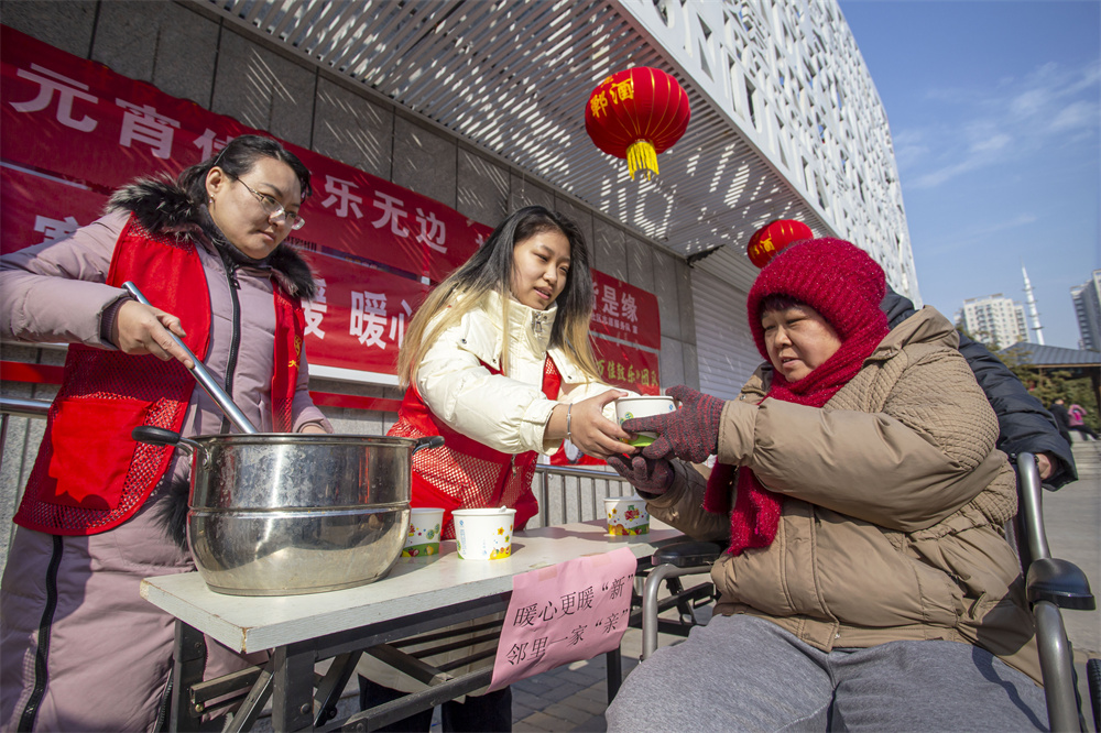 2月10日，河北省邯鄲市復興區百家村街道六一社區志願者為殘障人士送元宵。聶長青攝