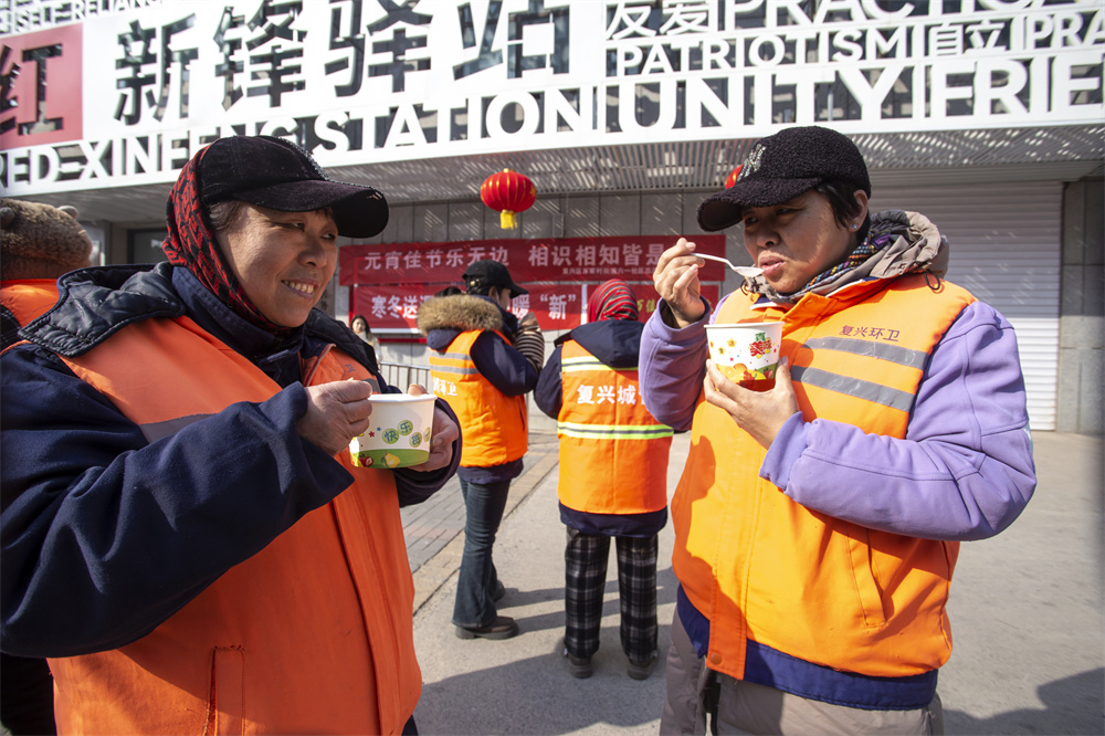 2月10日，河北省邯郸市复兴区百家村街道六一社区志愿者为环卫工等一线户外劳动者送元宵。聂长青摄