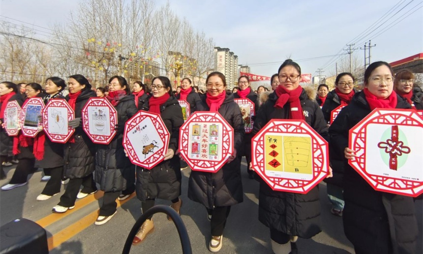 花会巡游喜闹元宵活动现场，邱县教育体育局百人漫画方阵。邱县县委宣传部供图