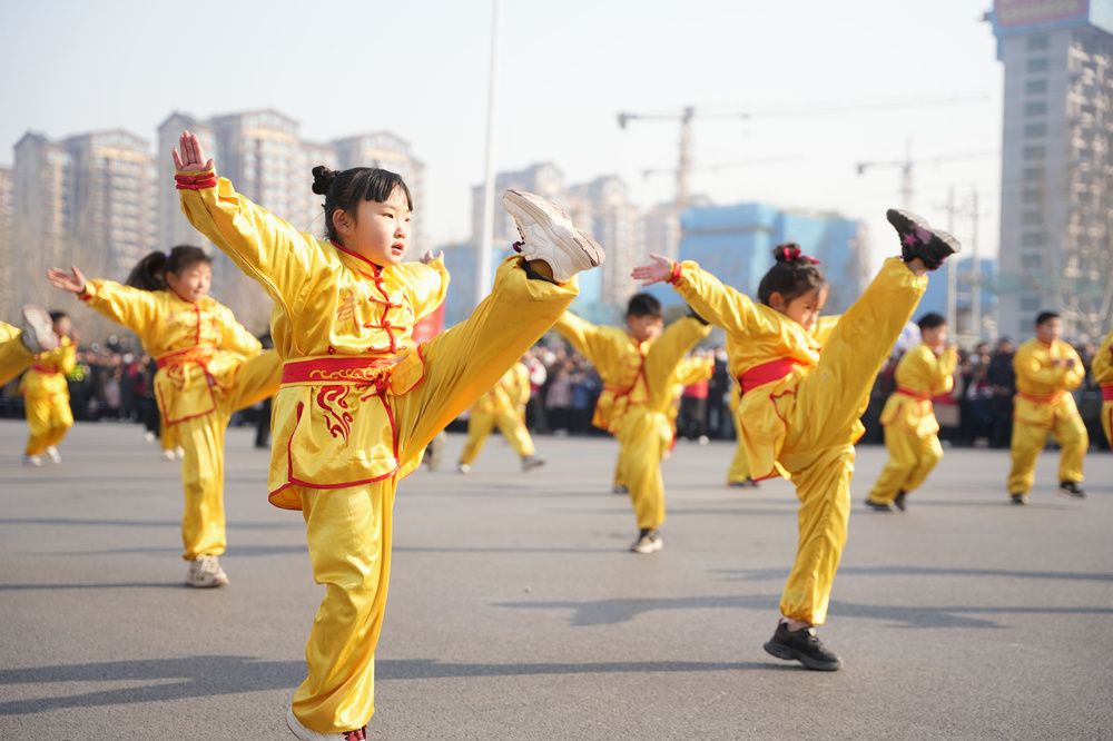 孩子们正在进行西董形意拳表演。王铄摄