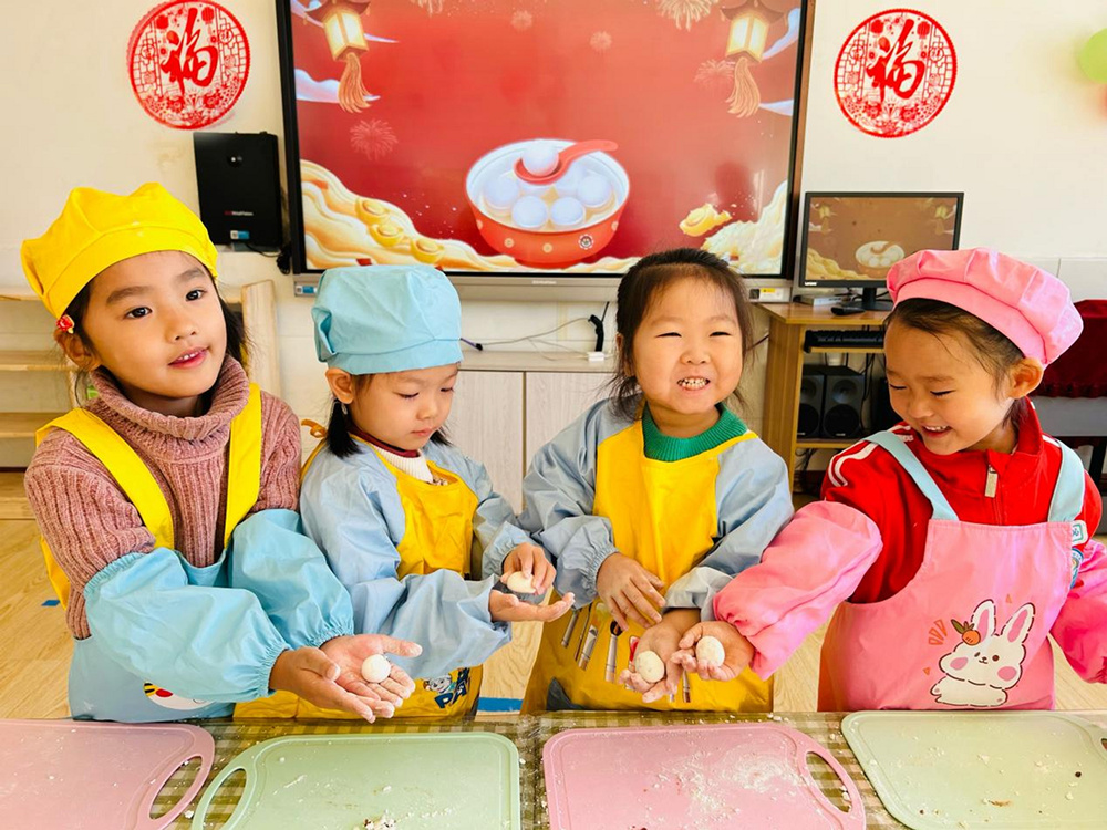 孩子们在老师的指导下制作汤圆。刘帆摄