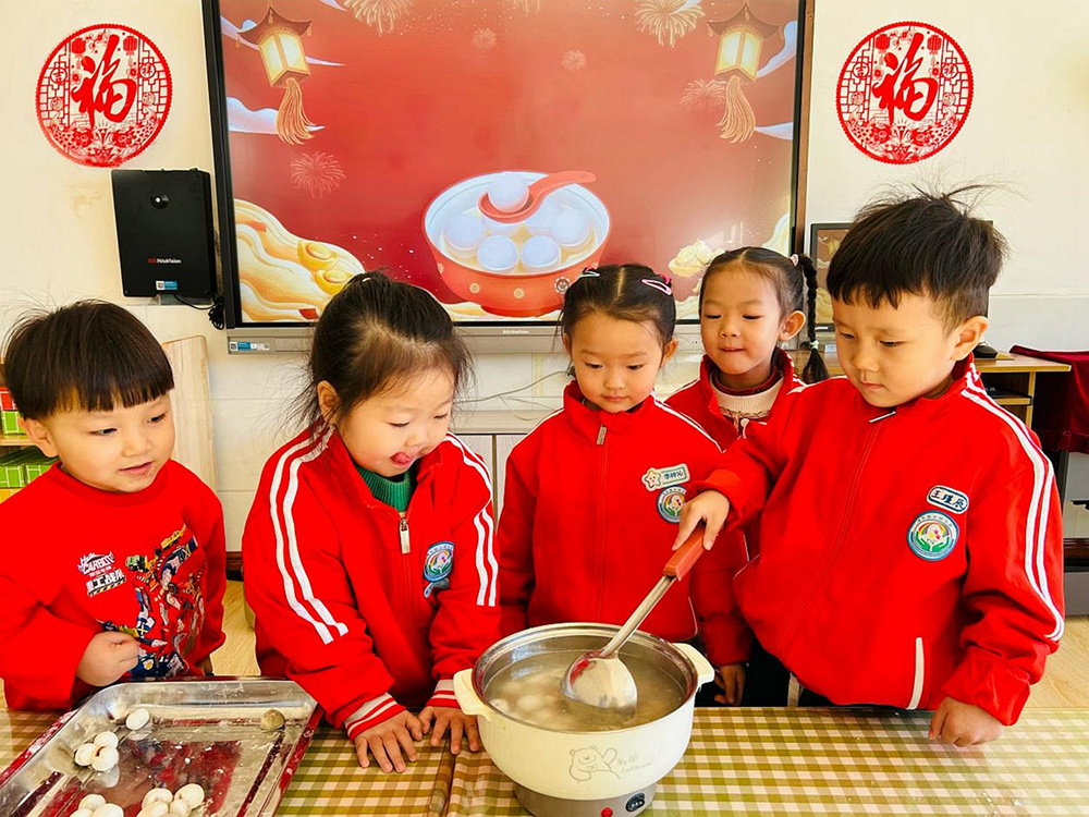 孩子们在煮汤圆。刘帆摄