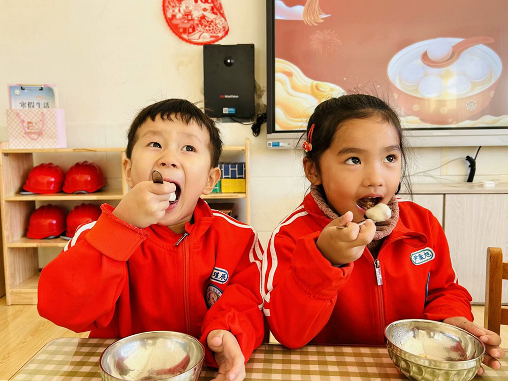 孩子们开心地品尝汤圆。刘帆摄