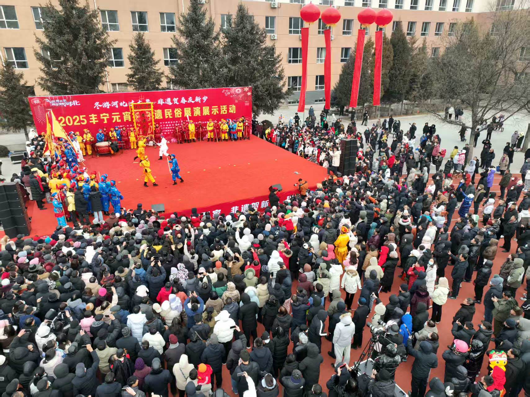 河北省丰宁满族自治县元宵节非遗民俗展演展示活动现场。王立群摄