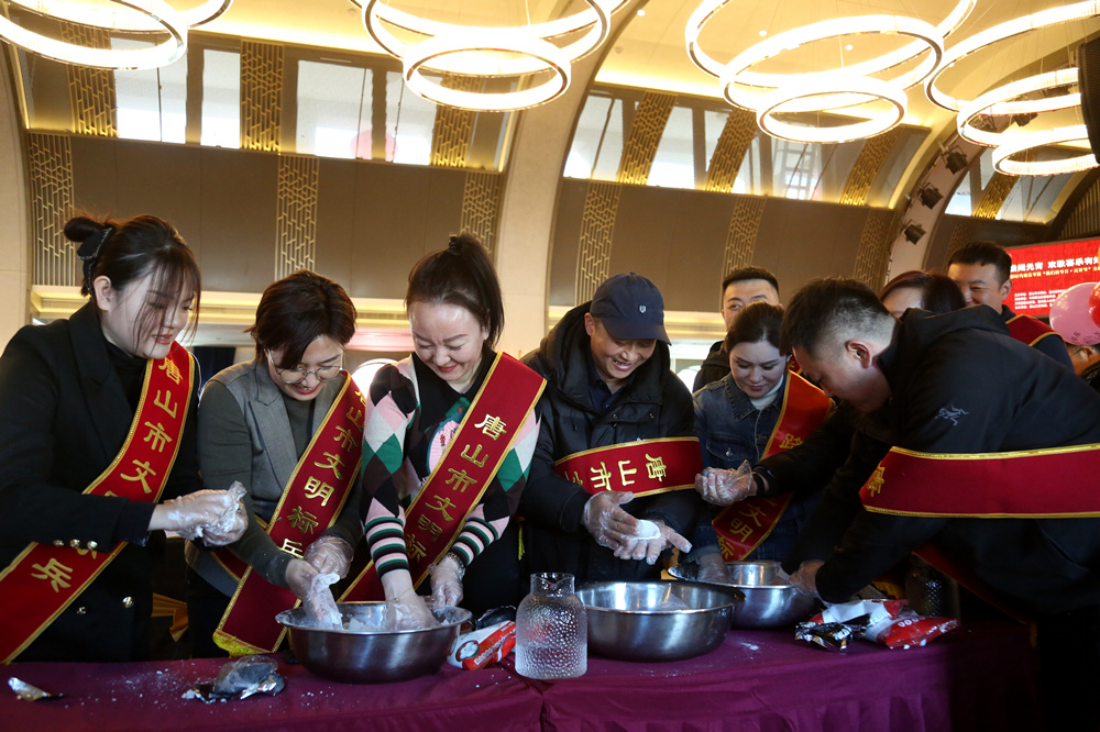 活动现场，唐山市2024年度各级文明标兵与居民代表一起包元宵。马雅雄摄