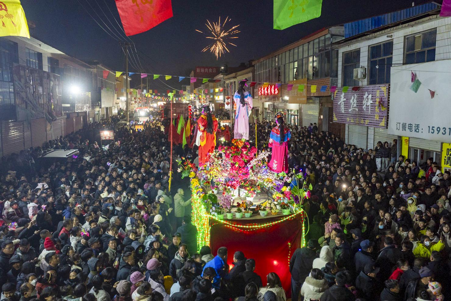 石家庄市靈壽縣慈峪燈會現場，群眾在表演抬擱（無人機照片）。白雲飛攝