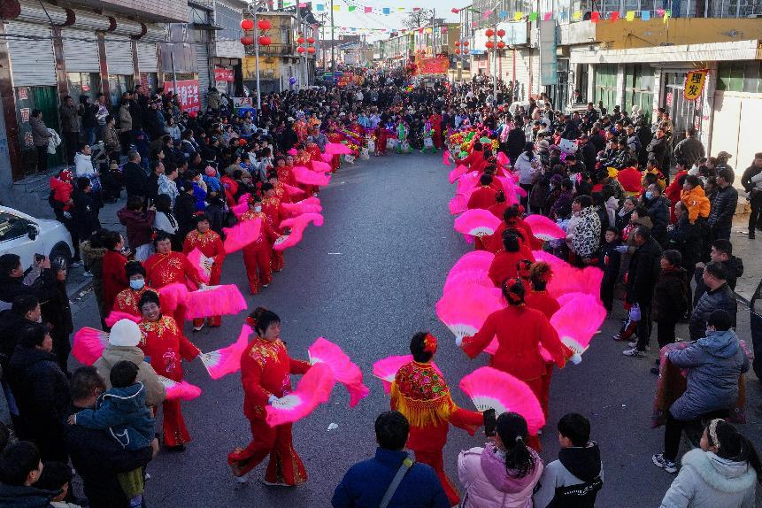 石家庄市靈壽縣慈峪燈會現場，群眾在表演扭秧歌。白雲飛攝