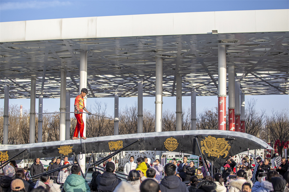 2月12日，河北省邯鄲市園博園，雜技演員表演上刀山。師乃平攝