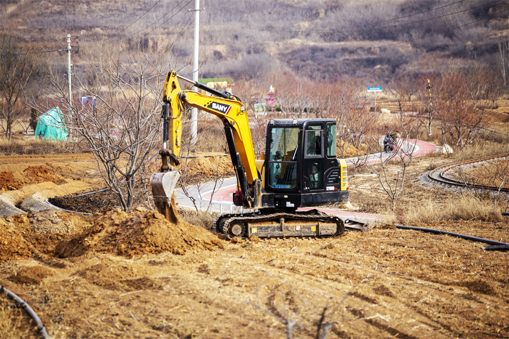 2月14日，河北省邯郸市复兴区二六七二街道东高河村，村民在田间挖沟铺设滴灌管道。聂长青摄