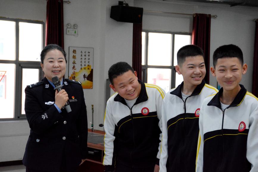 在献县第五中学，警察与学生们正在进行互动游戏。胡宇婷摄