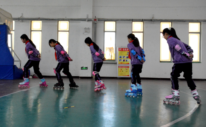 在献县匠心英杰小学，学生们正在上轮滑课。胡宇婷摄