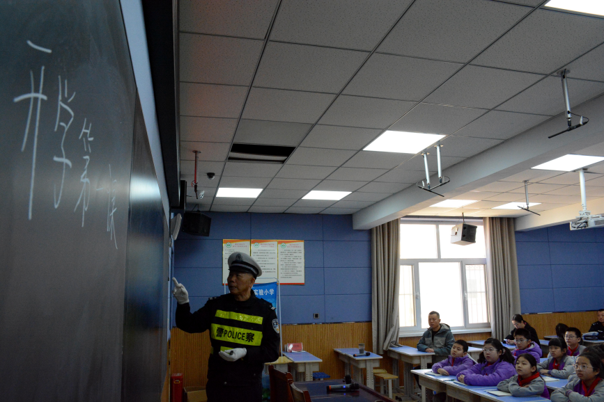 在献县实验小学，交警在为学生们讲解交通安全知识。胡宇婷摄