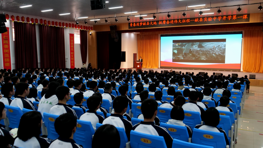在献县实验中学，学生们正在观看爱国主义影片。胡宇婷摄